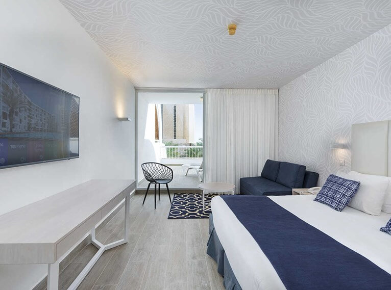 חדר אולימפי עם מרפסת ונוף למדשאות המלון
